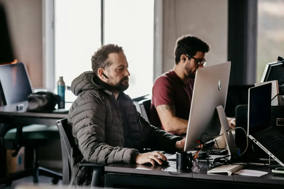 mensen die aan computers werken